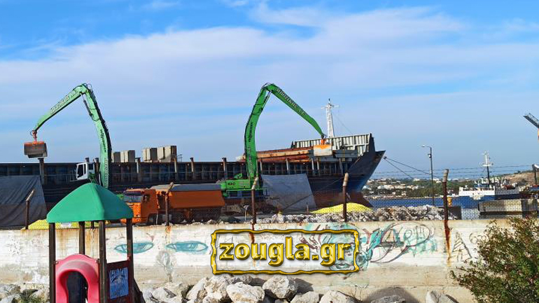 Συνεχίζεται… απρόσκοπτα η μόλυνση της παραλίας «Αγάπη» στο Λουτράκι με τοξικά υλικά