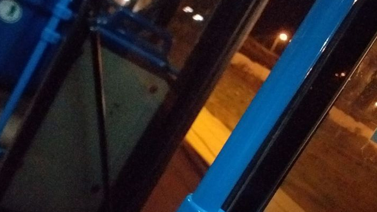 Λεωφορείο εκτελεί δρομολόγιο στη Θεσσαλονίκη με… ανοιχτή πόρτα Λεωφορείο εκτελεί δρομολόγιο στη Θεσσαλονίκη με… ανοιχτή πόρτα