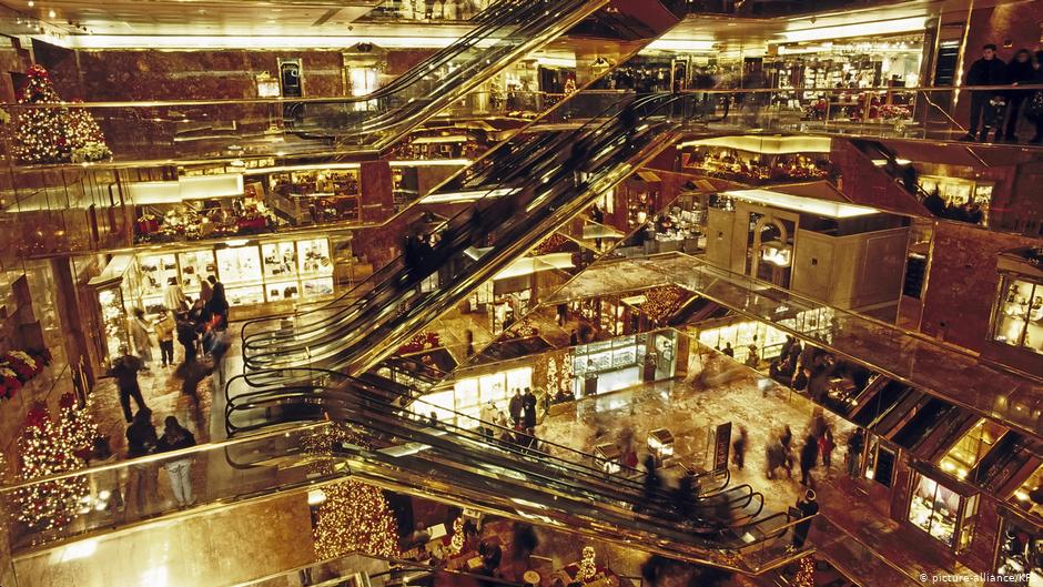 Μεγαλοπρεπής διακόσμηση στο εσωτερικό του Trump Tower στη Νέα Υόρκη