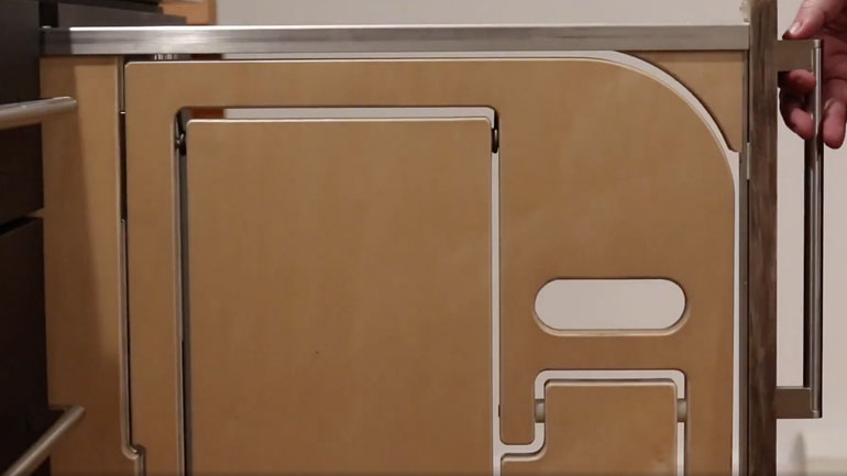 Πρακτική αναδιπλούμενη σκάλα στην κουζίνα