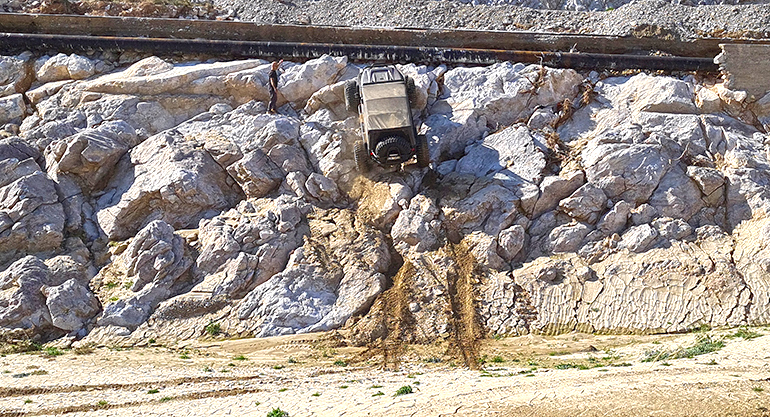 Το συγκεκριμένο Jeep κάνει απίστευτα πράγματα και το δείχνει