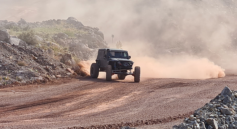 Ένα από τα χαρακτηριστικά του είναι πως μπορεί να κινείται με πολύ υψηλές ταχύτητες εκτός δρόμου