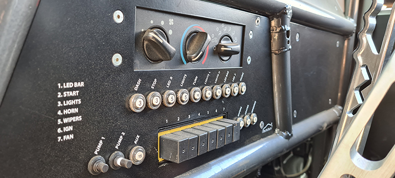 Κουμπιά, ασφάλειες και διπλές τρόμπες βενζίνης...