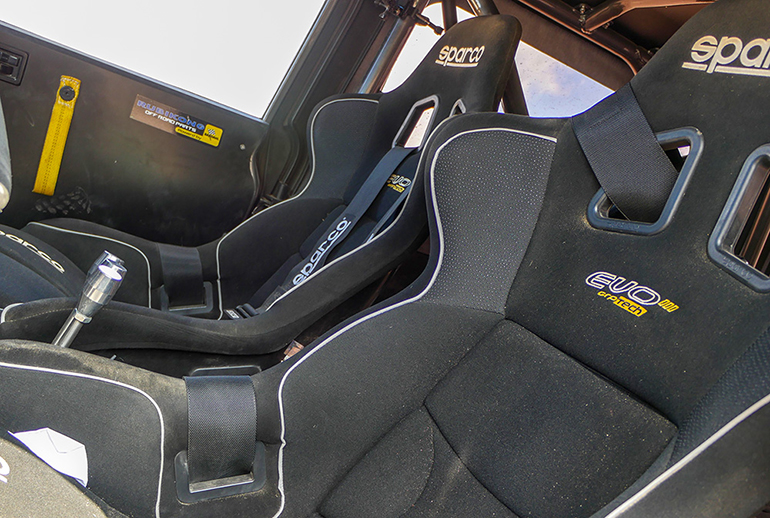 Καθίσματα μπάκετ με ζώνες τεσσάρων σημείων...