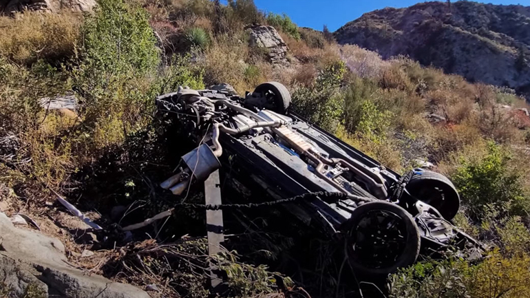 Έπεσε σε γκρεμό ύψους 107 μέτρων με τη Mustang!