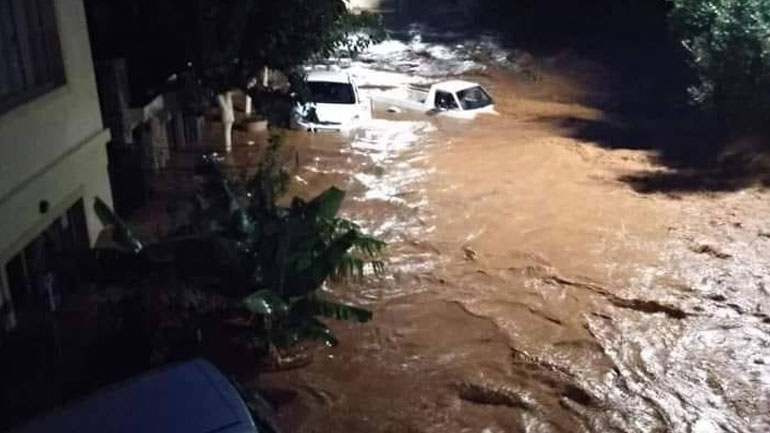 Ηράκλειο: Επιχείρηση της ΕΜΑΚ στις Γούρνες – Αυτοκίνητο παρασύρθηκε προς τη θάλασσα