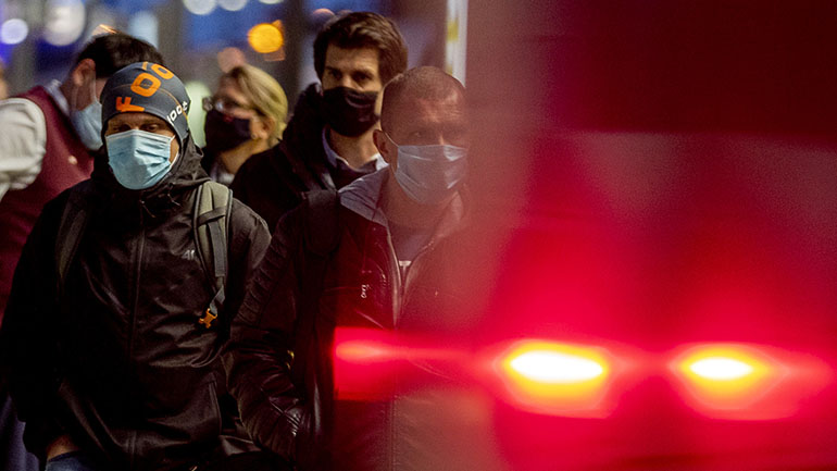 Αν τα ημερήσια κρούσματα κορωνοϊού ξεπεράσουν τις 30.000, η Πολωνία θα επιβάλει εθνικό lockdown