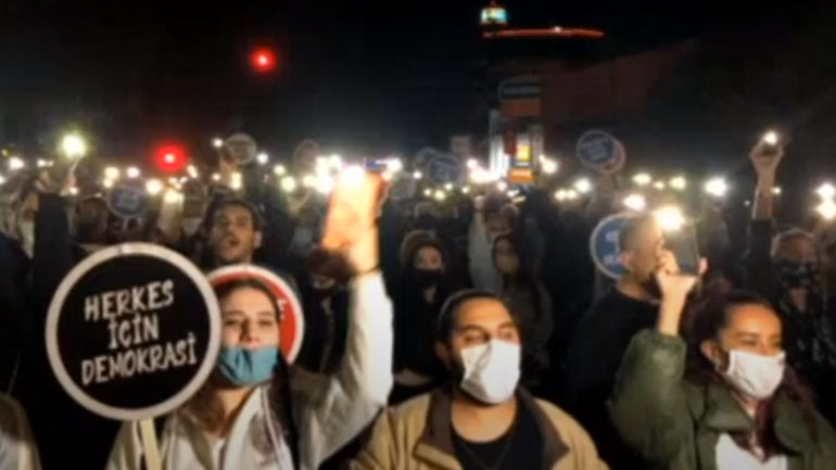 Χιλιάδες Τουρκοκύπριοι διαδήλωσαν στην κατεχόμενη Λευκωσία κατά της πολιτικής Ερντογάν