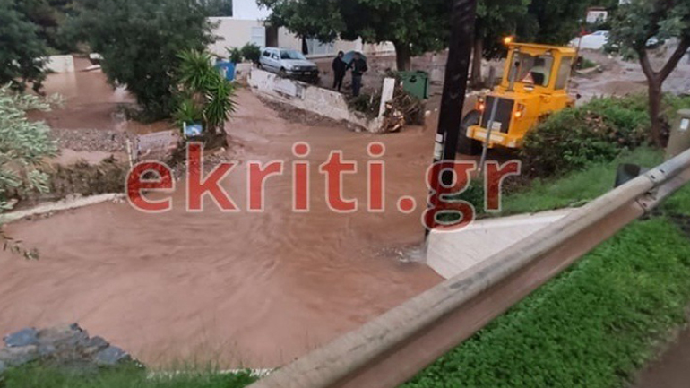 Κινδυνεύουν άνθρωποι από τις πλημμύρες στη Χερσόνησο Ηρακλείου