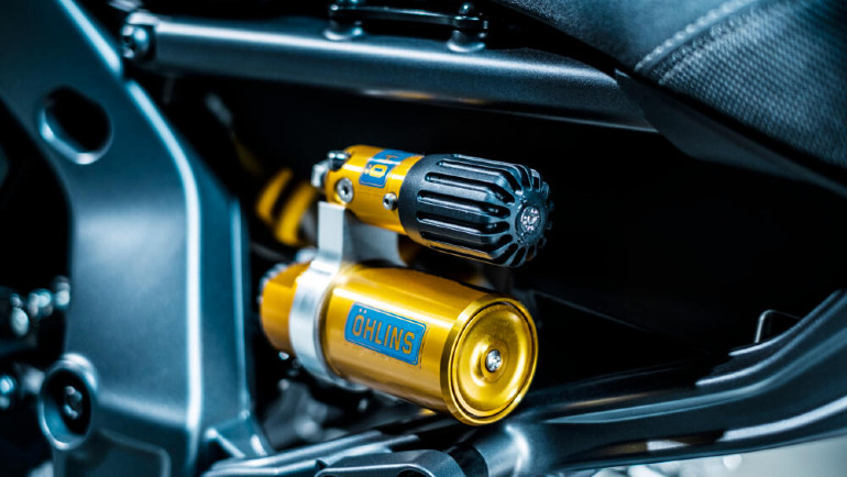 Η πίσω ανάρτηση της Ohlins κάνει τον αναβάτη να ονειρεύεται πίστες και χρονόμετρα