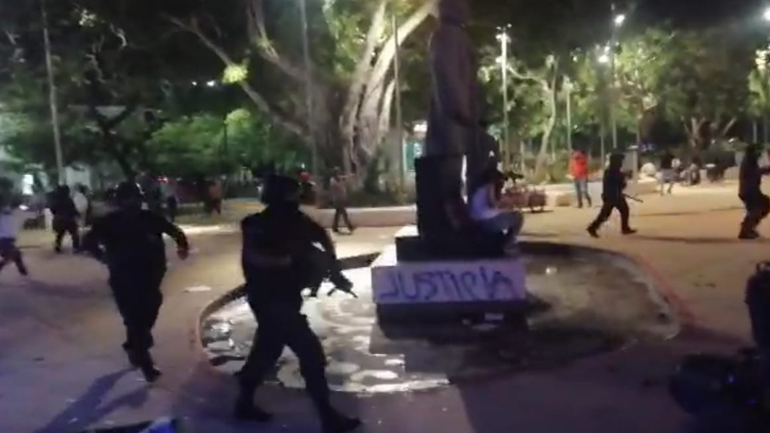 Μεξικό: Αντιδράσεις για αστυνομικά πυρά σε διαδήλωση φεμινιστριών στο Κανκούν