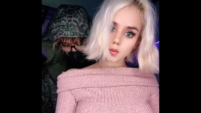 Ένας άνδρας παρουσιάζει την κούκλα του