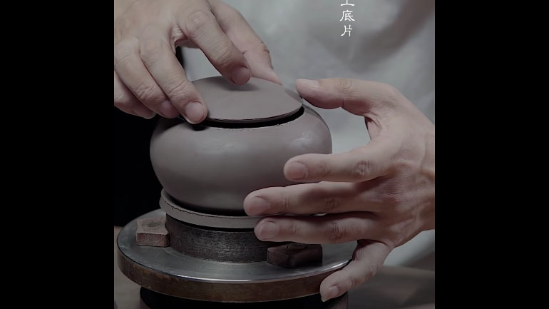 Η κατασκευή μιας πήλινης τσαγιέρας