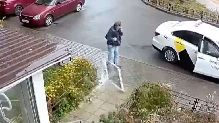 Παράθυρο πέφτει από τον 14ο όροφο δίπλα σε έναν άνδρα