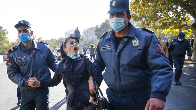 Συλλήψεις πολιτών στο Γερεβάν που διαδήλωναν κατά της συμφωνίας εκεχειρίας στο Ναγκόρνο Καραμπάχ