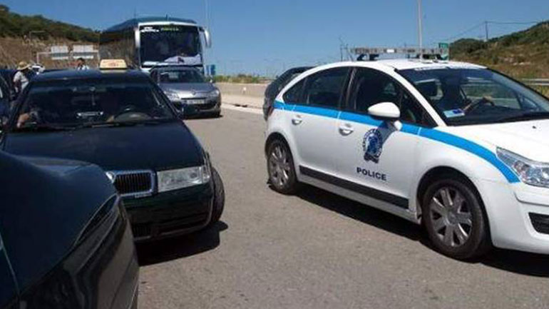 Άνδρας απειλεί να πέσει από γέφυρα της Ολυμπίας Οδού – Κλειστό το ρεύμα προς Πάτρα