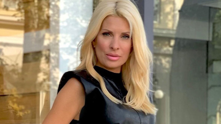 Η Ελένη Μενεγάκη ποζάρει με κομψό office look στο σαλόνι του σπιτιού της