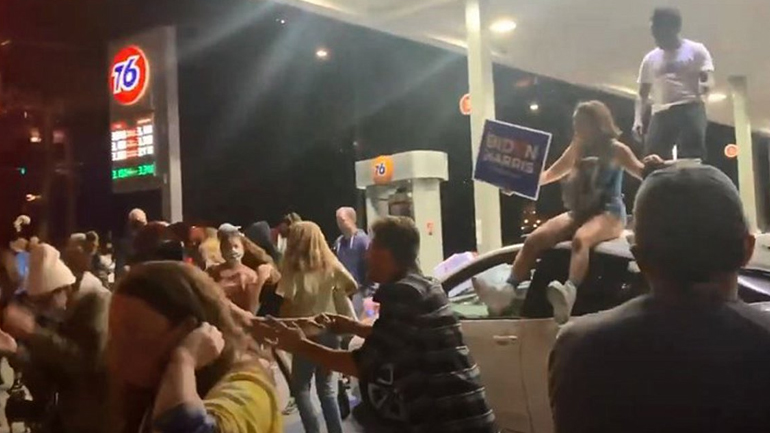 Υποστηρικτές του Τζο Μπάιντεν χορεύουν το «All I Want For Christmas Is You»