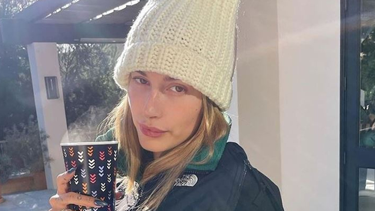 Το αμάνικο πανωφόρι της Hailey Bieber που θα δώσει στυλ στα χειμωνιάτικα looks σας