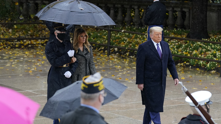 ΗΠΑ: Σε δύο διαφορετικές τελετές προς τιμή των βετεράνων παρέστησαν Μπάιντεν και Τραμπ