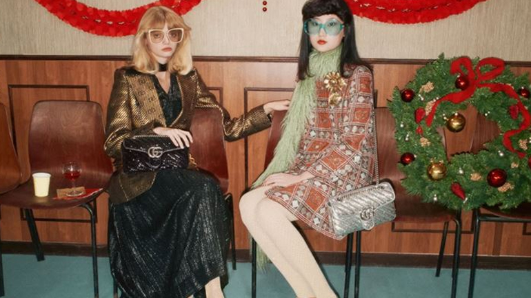 Ο οίκος Gucci στη νέα του καμπάνια μάς μεταφέρει στα χριστουγεννιάτικα office parties των 90’s