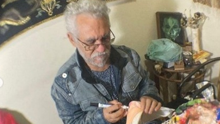 Βραζιλία: Καλλιτέχνης ζωγραφίζει μάσκες για όσους θέλουν να δείχνουν το πρόσωπό τους