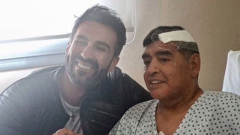 Ο Μαραντόνα φωτογραφήθηκε μετά την επέμβαση στο κεφάλι