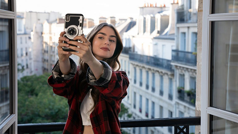 Η Lily Collins μόλις ανακοίνωσε τη δεύτερη σεζόν του «Emily in Paris» με τον πιο ευφάνταστο τρόπο