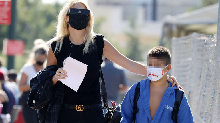 Φαίη Σκορδά: Με total black look στη Γλυφάδα με τον γιο της Γιάννη