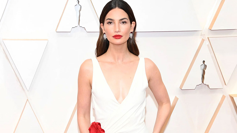 Τελείωσε το λαδάκι για τα πετσάκια; H Lily Aldridge σας έχει τη λύση