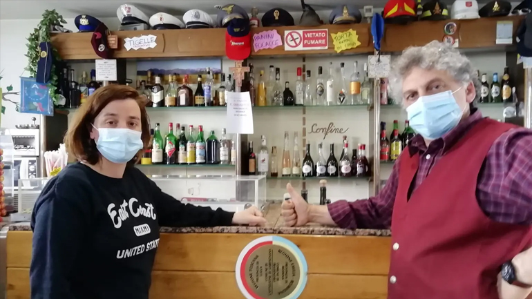 Το καφέ στην Τοσκάνη που ο κορωνοϊός χώρισε στα δύο