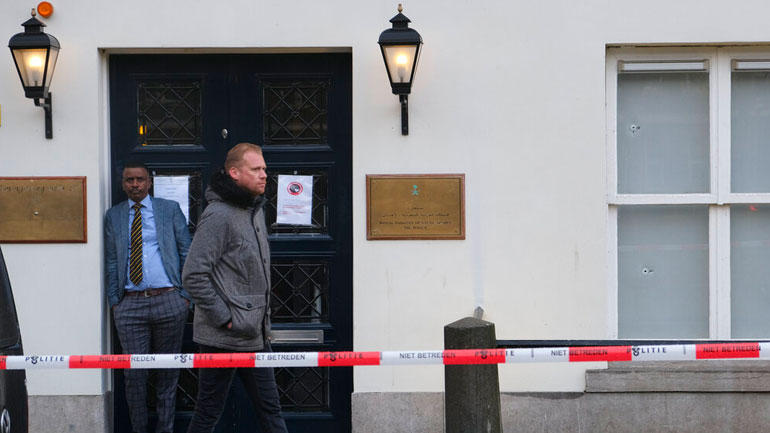 Άγνωστοι γάζωσαν με σφαίρες την πρεσβεία της Σαουδικής Αραβίας στην Ολλανδία