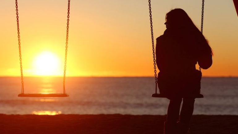 Κι όμως η μοναξιά είναι μεγαλύτερη στους 25άρηδες και μικρότερη στους 60άρηδες