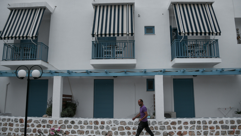 Financial Times: Δύσκολη η επιβίωση για τους Έλληνες ξενοδόχους – Η TUI καθυστερεί την πληρωμή τους