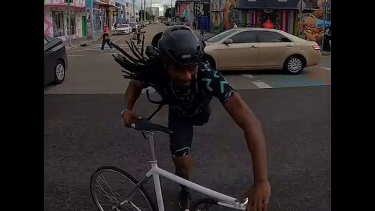 Ακρωτηριασμένος ποδηλάτης παραλίγο να συγκρουστεί με αυτοκίνητο