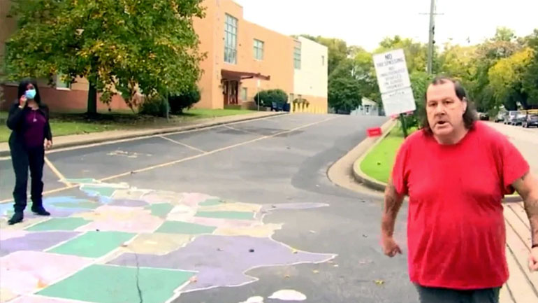 Άνδρας επιτίθεται σε καμεραμάν χωρίς λόγο 