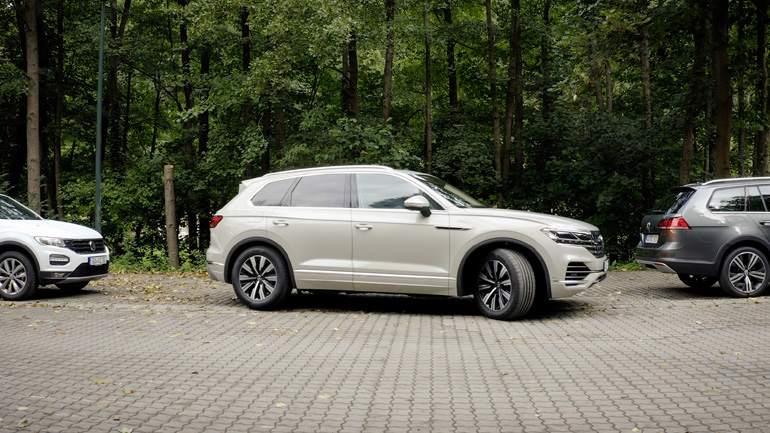 Το VW Touareg ξεπαρκάρει από το κινητό τηλέφωνο