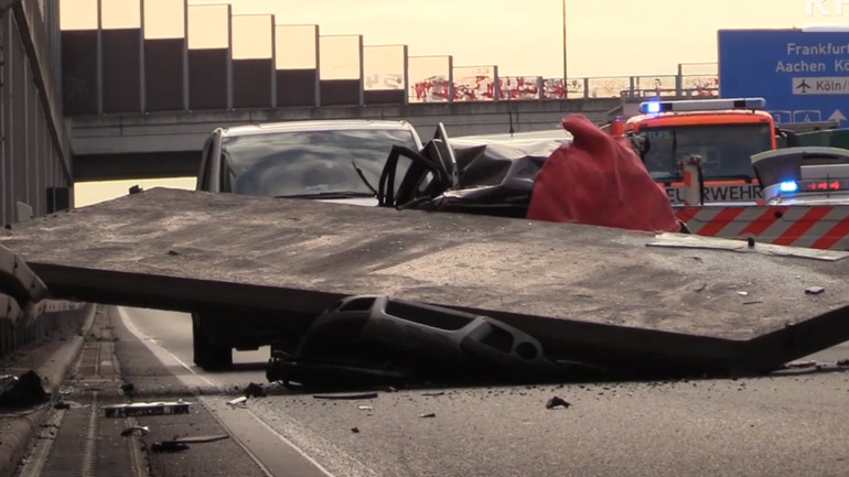 Πλάκα 5 τόνων έπεσε σε αυτοκίνητο – Σκοτώθηκε η οδηγός 23 ετών