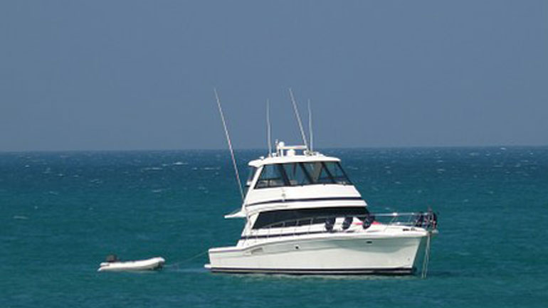 Βυθίστηκε η θαλαμηγός στην οποία είχε ξεσπάσει πυρκαγιά στο Αίγιο