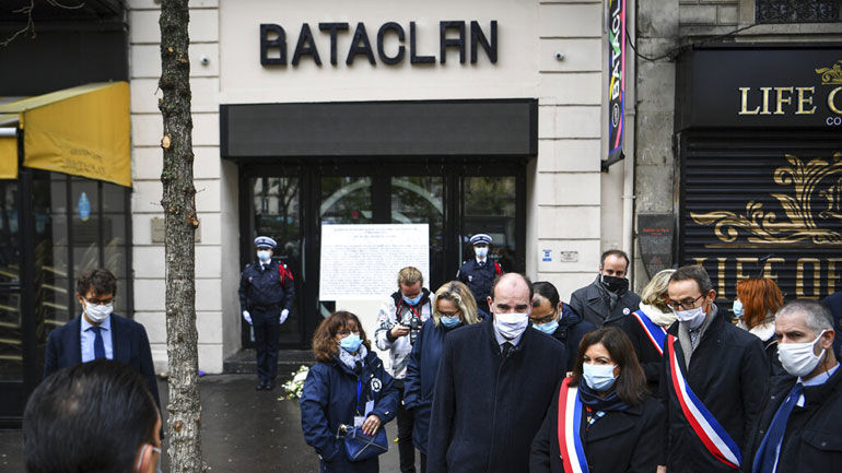 Η Γαλλία απέτισε φόρο τιμής στα θύματα των τρομοκρατικών επιθέσεων της 13ης Νοεμβρίου 2015