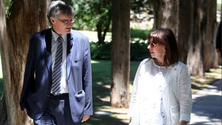 Συνάντηση Σακελλαροπούλου-Τσιόδρα: Η εφαρμογή των μέτρων μοναδικός δρόμος για τον περιορισμό του κορωνοϊού