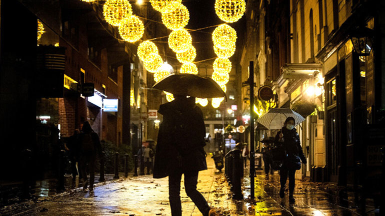 Η Ιρλανδία εξετάζει τη σταδιακή έξοδο από τα μέτρα κατά του Covid-19 για τα Χριστούγεννα