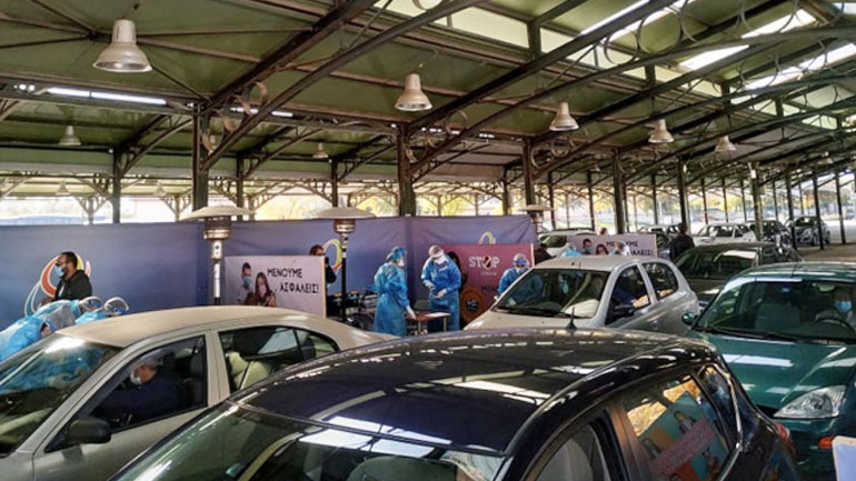 Ουρές αυτοκινήτων για τεστ κορωνοϊού στη Λάρισα