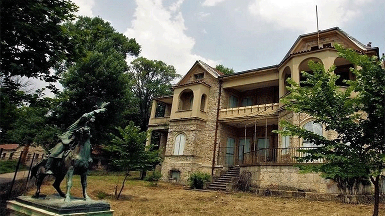 Αυτοψία Μενδώνη στο τέως βασιλικό κτήμα Τατοΐου