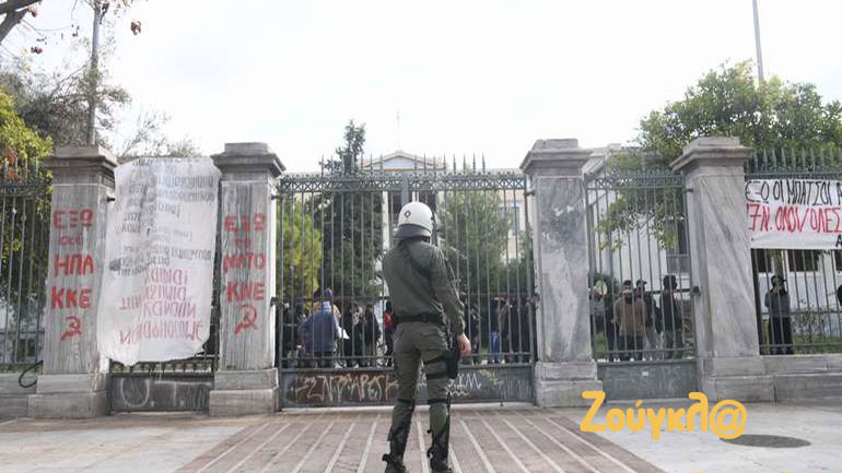 Διμοιρίες των ΜΑΤ έξω από το Πολυτεχνείο