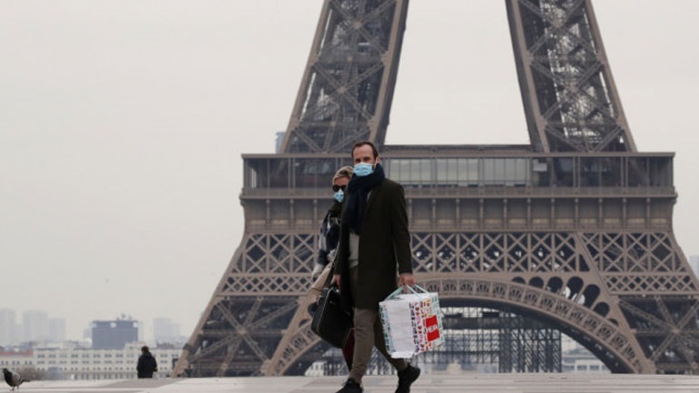 O κορωνοϊός «παρέλυσε» το Παρίσι – Άδειοι οι εμπορικοί δρόμοι ενόψει Χριστουγέννων