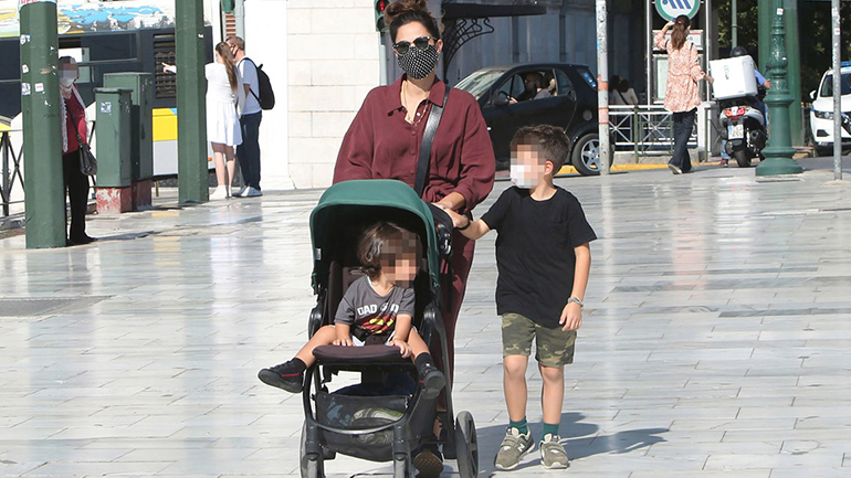 Κατερίνα Παπουτσάκη: Βόλτα στο κέντρο της πόλης με τους γιους της