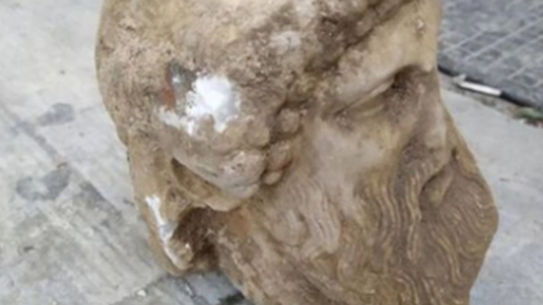 Οδός Αιόλου: Κεφαλή αγάλματος βρέθηκε τυχαία κάτω από το έδαφος