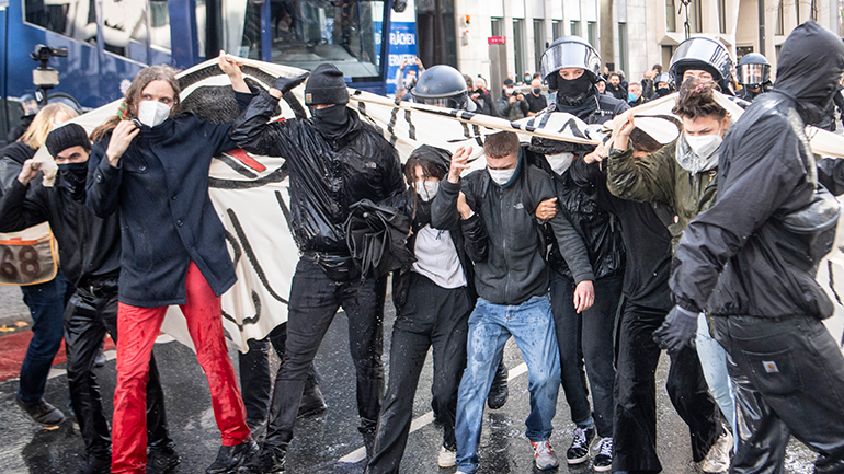 Διαδηλώσεις κατά της χρήσης μάσκας και των περιοριστικών μέτρων σε πολλές πόλεις της Γερμανίας