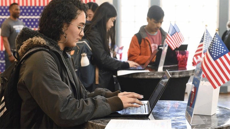 Φωτογράφοι της Gen Z κατέγραψαν το άγχος και τη χαρά νέων στις ΗΠΑ που ψήφισαν πρώτη φορά